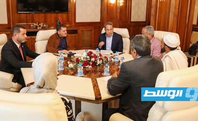 اجتماع الدبيبة مع رئيس مصلحة الأحوال المدنية بديوان رئاسة الورزاء في طرابلس، الأحد 29 مايو 2022. (حكومتنا)