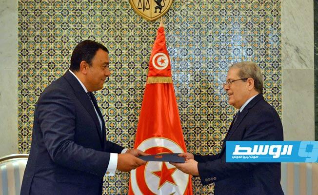 سفير مصر الجديد لدى تونس يسلم أوراق اعتماده إلى وزير الخارجية التونسي، عثمان الجرندي. (وزارة الخارجية التونسية)
