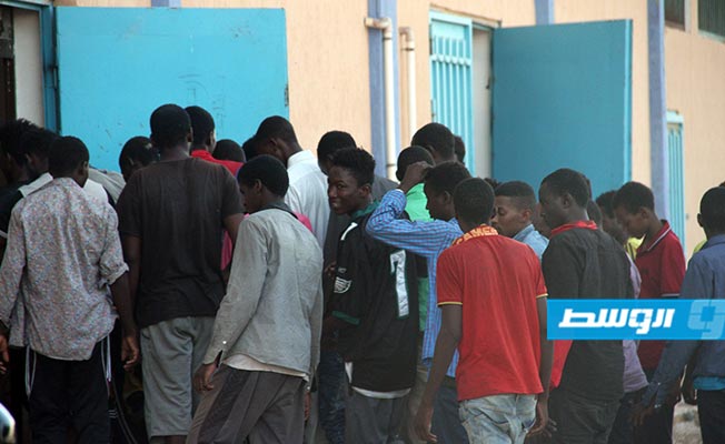 ضبط 76 مهاجرًا من جنسيات أفريقية مختلفة بالقرة بوللي