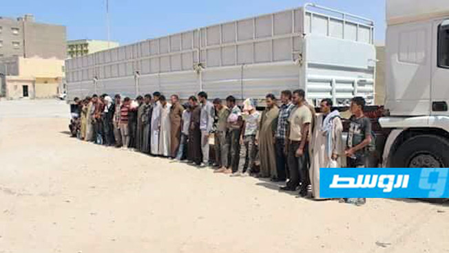 القبض على 30 مهاجرًا مصريًا غرب طبرق