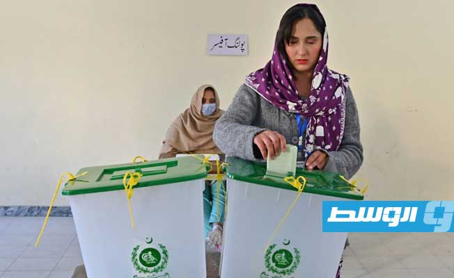 الباكستانيون يدلون بأصواتهم في الانتخابات.. نواز شريف الأوفر حظا