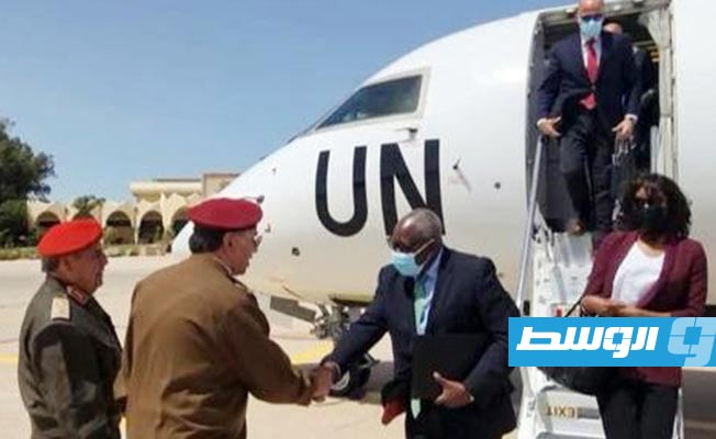 وفد من البعثة الأممية يصل يصل بنغازي للقاء ممثلي القيادة العامة باللجنة العسكرية المشتركة «5+5». الأربعاء 13 أبريل 2022 (حساب البعثة على تويتر)