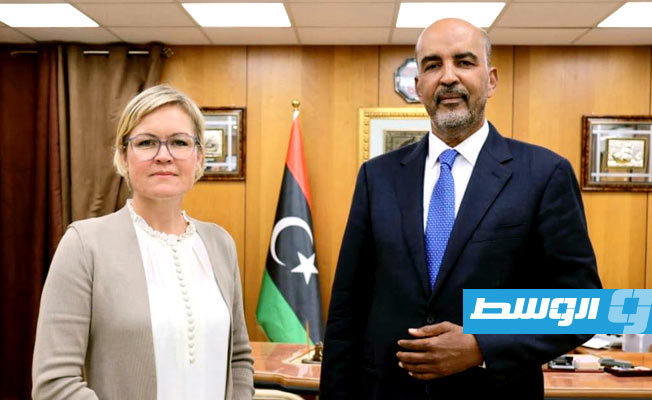 الكوني والسفيرة البريطانية لدى ليبيا كارولاين هور يندل، 19 يونيو 2022. (المجلس الرئاسي)