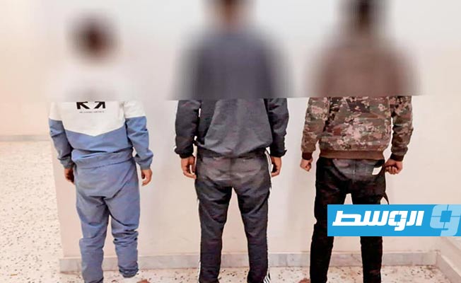 المتهمون بالسطو المسلح في طبرق، 1 أبريل 2023. (مديرية أمن طبرق)