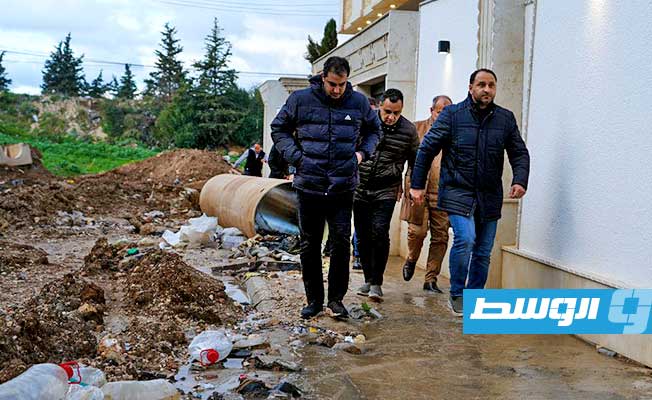 مسؤولون في حكومة حماد يتفقدون المناطق المتضررة جراء السيول في البيضاء، 14 يناير 2024. (حكومة حماد)