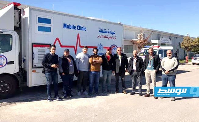 الفريق الطبي المكلف متابعة المسافرين وفحصهم في مطار مصراتة. (الإنترنت).