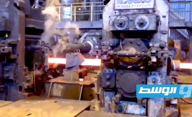 جانب من عمليات الإنتاج داخل مصنع الشركة الليبية للحديد والصلب. (صورة مثبتة من فيديو: الشركة)