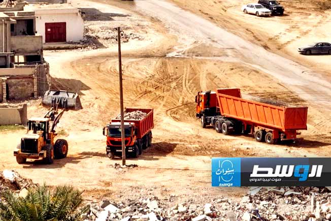 من أعمال إزالة العقارات المخالفة في مسار الدائري الثالث من منطقة السبعة باتجاه الغرارات (شركة الخدمات العامة طرابلس)