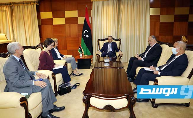 وزير الاقتصاد والتجارة محمد الحويج يستقبل سفيرة المملكة المتحدة لدى ليبيا كارولين هورندال (صفحة الوزارة على فيسبوك)