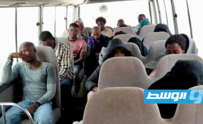 المهاجرون على متن حافلة بعد ضبطهم على الحود الليبية - التونسية. (وزارة الداخلية)