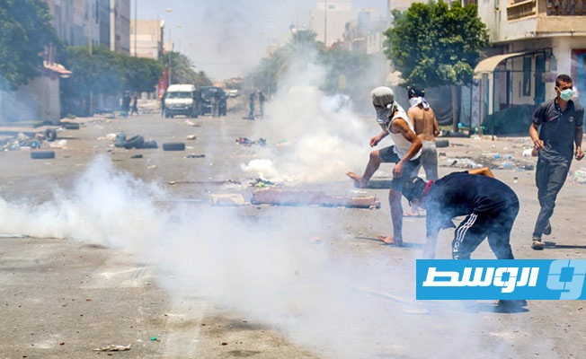 الأمن التونسي يطلق الغاز المسيل للدموع لتفريق محتجين جنوب البلاد