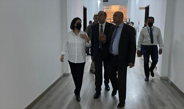 وزيرة الخارجية نجلاء المنقوش في جولة تفقدية في إدارة الشؤون القنصلية بوزارة الخارجية بالعاصمة طرابلس، 26 مايو 2021. (وزارة الخارجية)
