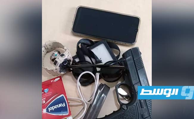 سلاح ناري ومتعلقات خاصة بالمتهم، 31 يناير 2023. (مديرية أمن بنغازي)