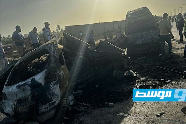 سيارة محترقة جراء اصطدامها بأخرى في طرابلس، 5 أغسطس 2023. (وزارة الداخلية)