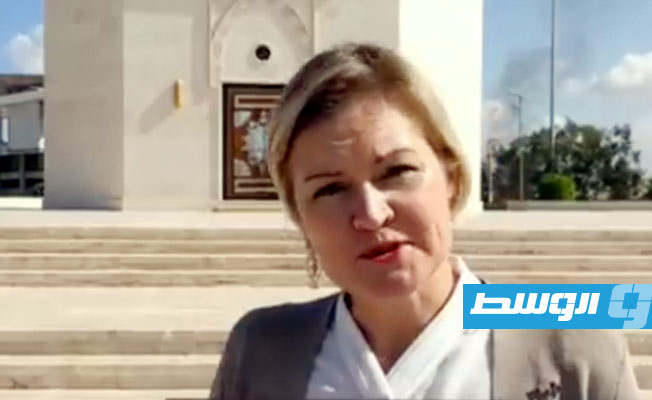 خلال زيارتها بنغازي.. السفيرة البريطانية تضع إكليلا من الزهور على ضريح عمر المختار