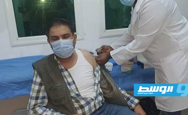 موظف بمحطة كهرباء شمال بنغازي يتلقى اللقاح المضاد لفيروس «كورونا»، 6 مايو 2021. (شركة الكهرباء)