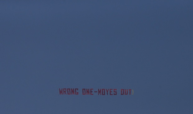 لافتةٌ تُطالب بإقالة مويز في سماء "أولد ترافورد"