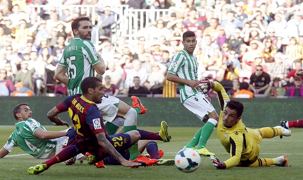 برشلونة يشعل قمة الدوري الإسباني بثلاثية في شباك بيتيس