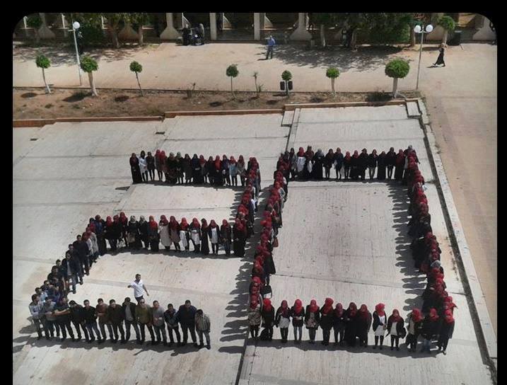 صيدلة بنغازي تكرم أسر شهداء الثورة في حفل تخريج الدفعة 20