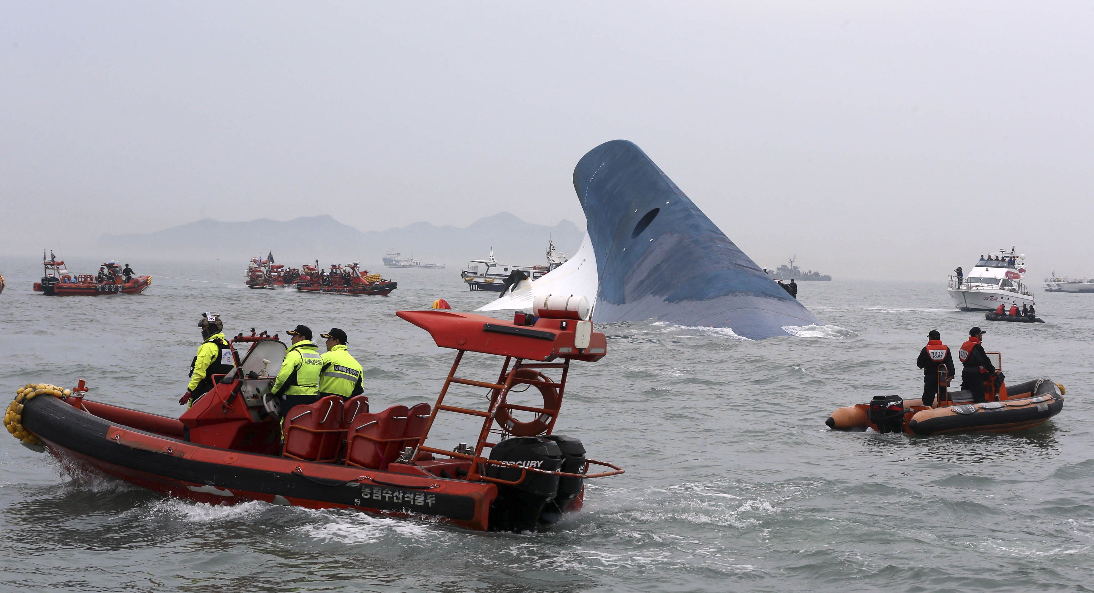 بالصور: فقد أكثر من 300 شخص في غرق عبارة كورية جنوبية