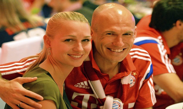 بالصور .. لاعبو البايرن يحتفلون مع زوجاتهم بكأس ألمانيا