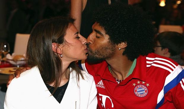 بالصور .. لاعبو البايرن يحتفلون مع زوجاتهم بكأس ألمانيا