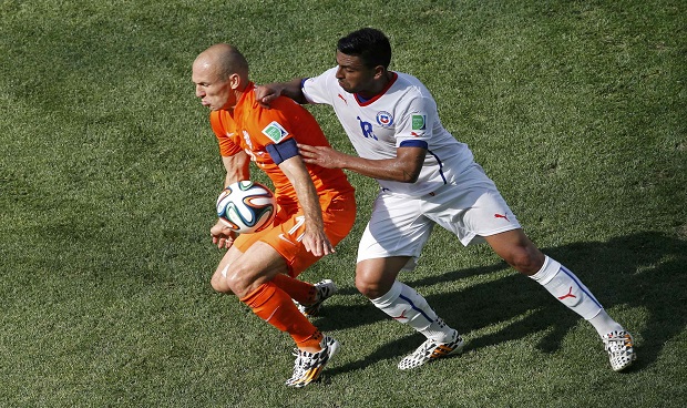 بالصور..هولندا تفوز على تشيلي 2 - 0 بفضل تألق روبن "الخارق"