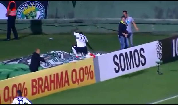 بالفيديو ..لاعب برازيلي يسقط في حفرة احتفالاً بهدف