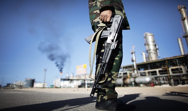 «فوربس»: الغرب لديه القوة لوقف القتال في ليبيا
