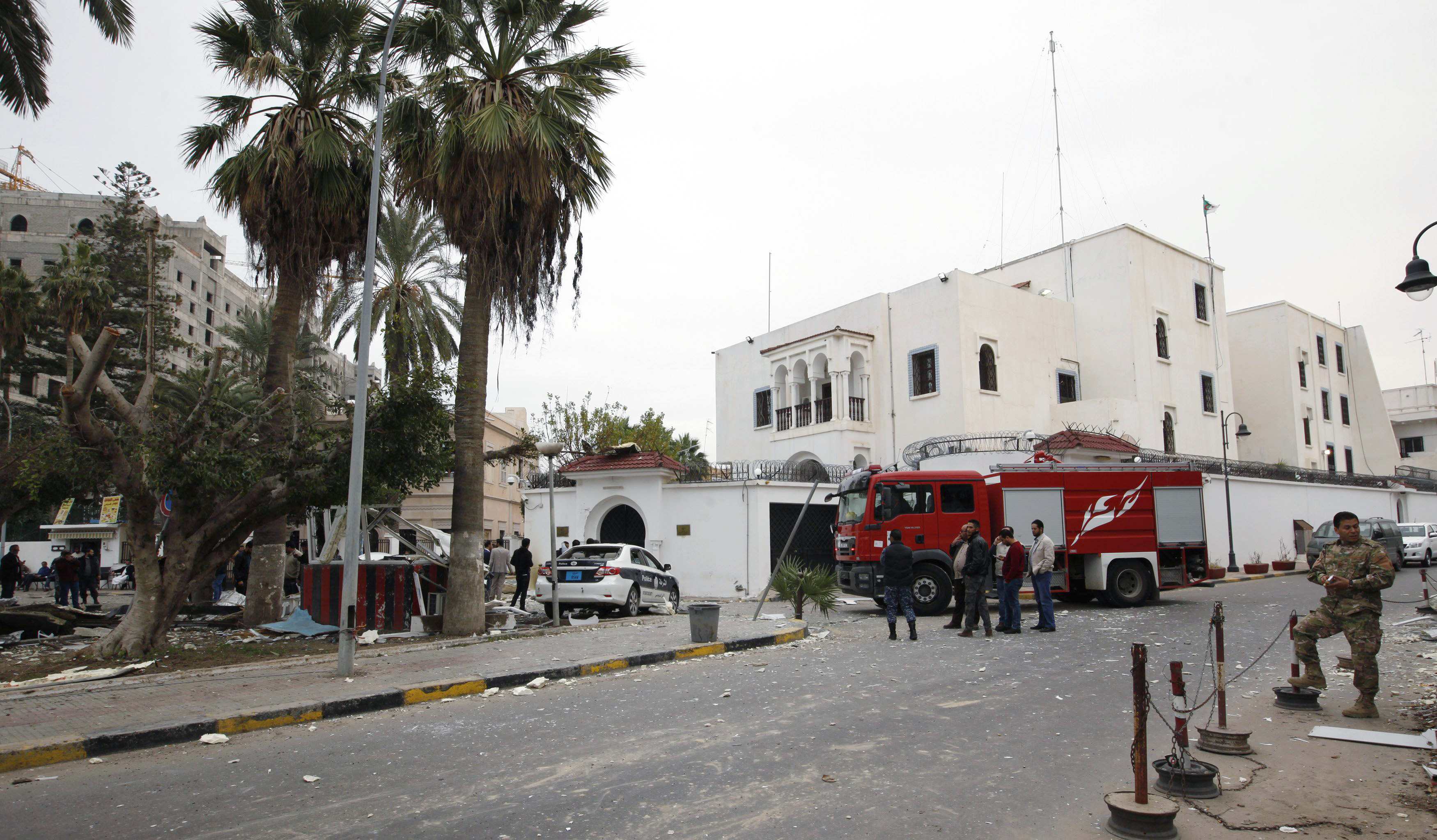 تفاصيل تفجير العبوة الناسفة أمام مبنى السفارة الجزائرية (صور)