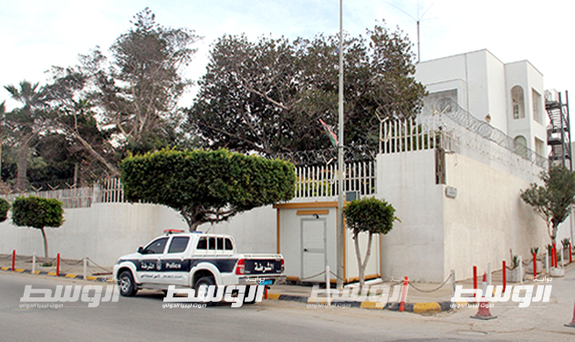 بالصور: السفارة الإيطالية تُعلّق أعمالها بشكل موقت والبعثة تغادر طرابلس