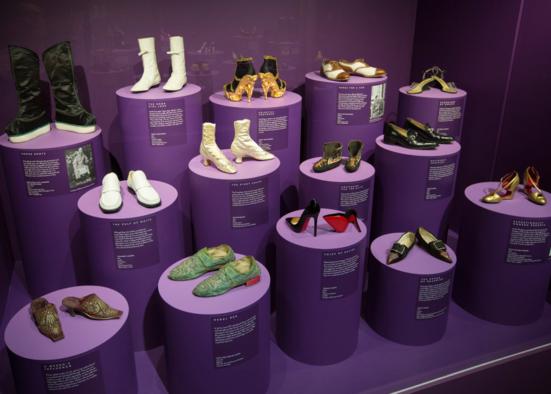 معرض بمتحف «فيكتوريا وألبرت» عن «أحذية المتعة والألم»