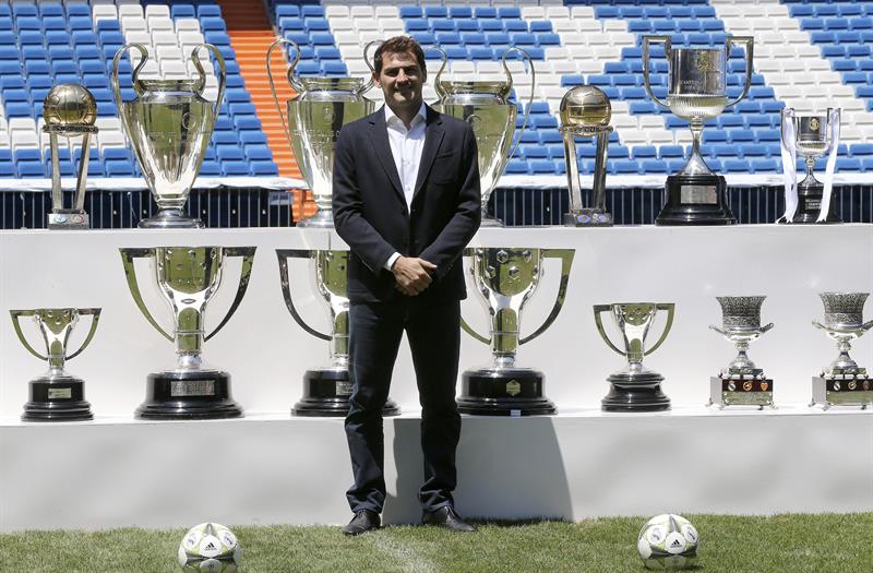 رئيس ريال مدريد يكرم كاسياس لتفادي غضب الجماهير