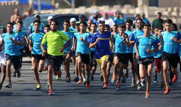 بالصور: مئات الليبيين يحتفلون باليوم الأولمبي على مصيف السندباد