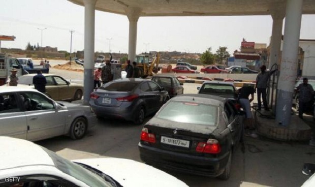 وجوه متعددة لهموم بنغازي: طوابير الخبز والوقود تنافس أزمة انقطاع الكهرباء ودوي القذائف