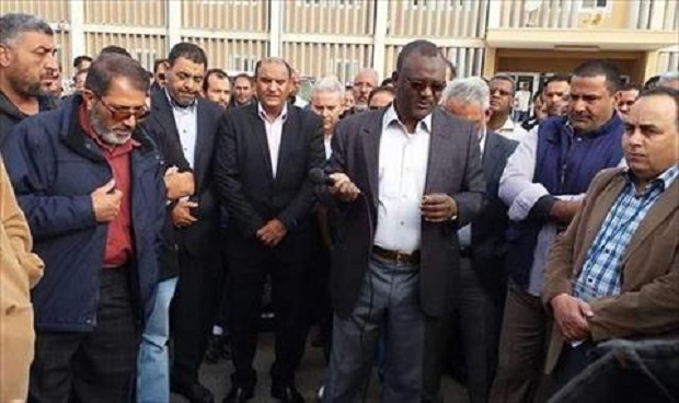 وقفة احتجاجية لموظفي «سرت النفطية» للمطالبة برواتبهم المتأخرة