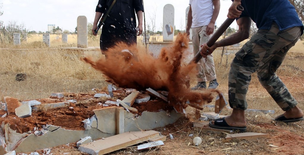 «داعش» يعبث بمقبرة الهواري في بنغازي