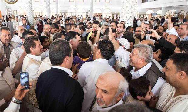 بالصور.. السراج يصلي الجمعة في مسجد ميزران وسط طرابلس