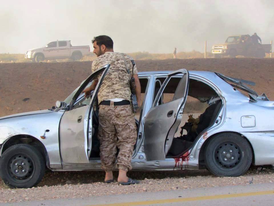 إصابة عائلة ليبية جراء قصف رتل «داعش» المنسحب من الوشكة نحو سرت