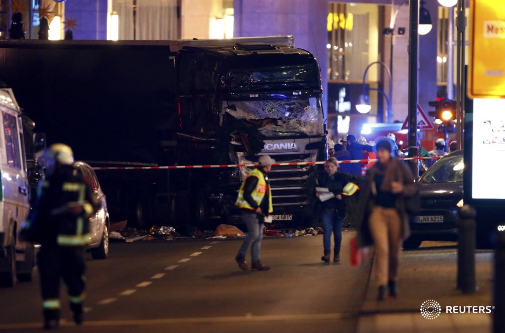 تسعة قتلى في اقتحام شاحنة لسوق للميلاد في برلين