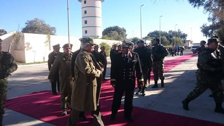حفتر يجتمع بقيادات عسكرية في طبرق