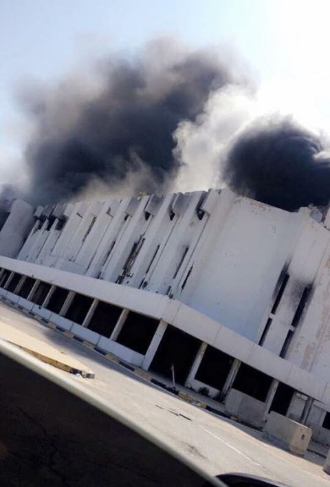 بالصور: حريق آخر يندلع في قاعة الشعب بطرابلس
