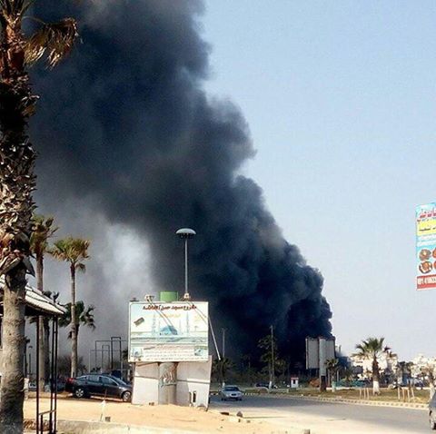 بالصور: حريق آخر يندلع في قاعة الشعب بطرابلس
