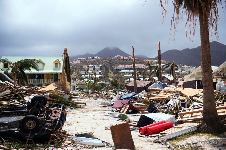  الإعصار «إرما» يقترب من فلوريدا والأهالي يغادرونها بأعداد هائلة 