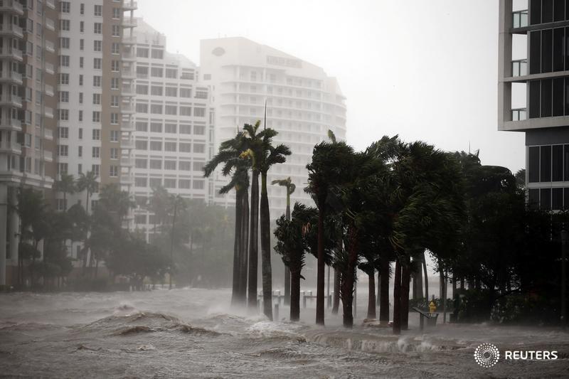 بالفيديو: الإعصار إيرما يضرب جنوب فلوريدا ويقترب من الساحل الغربي