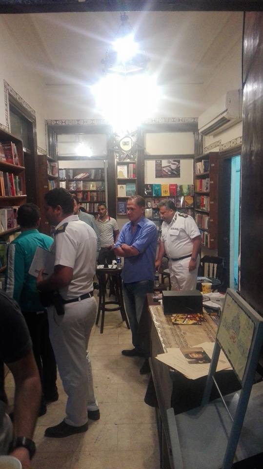 الشرطة تغلق مكتبة «البلد» وتقبض على مديرها