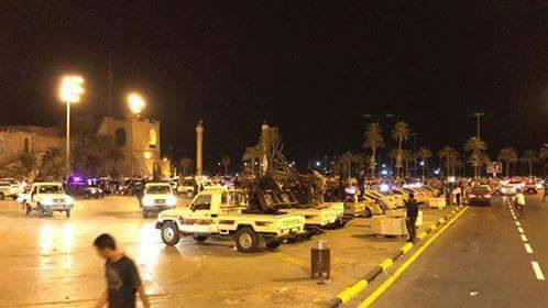 بالصور: السراج يزور ميدان الشهداء المطوق بسيارات مسلحة
