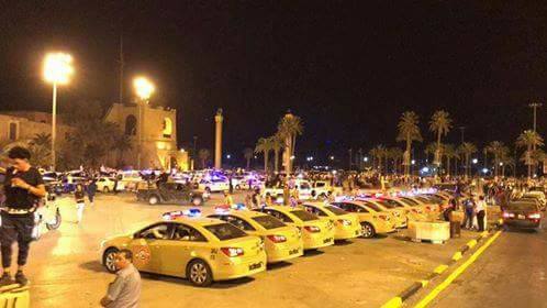 بالصور: السراج يزور ميدان الشهداء المطوق بسيارات مسلحة
