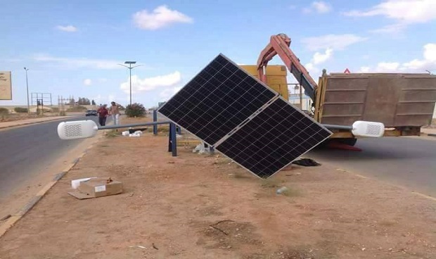 بدء تركيب أعمدة إنارة بالطاقة الشمسية في طريق مطار بنينا