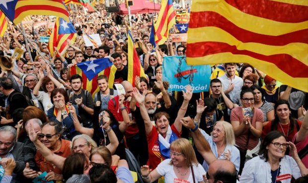 كتالونيون مؤيديون للبقاء في إسبانيا يتظاهرون في برشلونة
